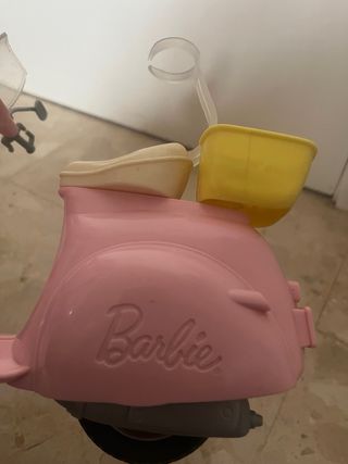 Vespa rosa y amarilla de Barbie