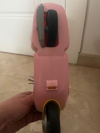 Vespa rosa y amarilla de Barbie