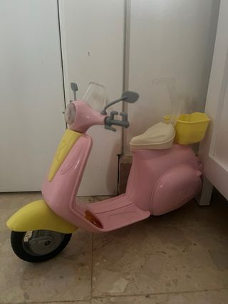 Vespa rosa y amarilla de Barbie
