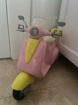 Vespa rosa y amarilla de Barbie