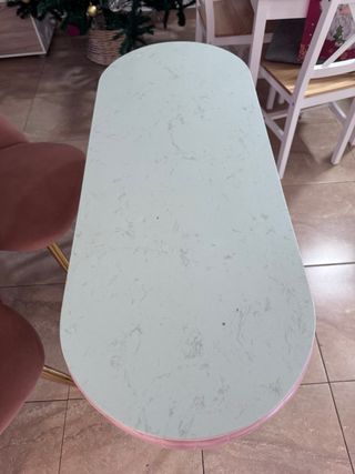 Mesa manicura y 2 sillas doradas