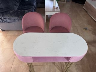 Mesa manicura y 2 sillas doradas
