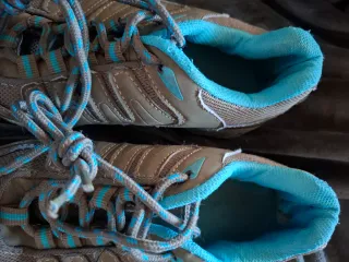 Zapatillas de senderismo grises y turquesa