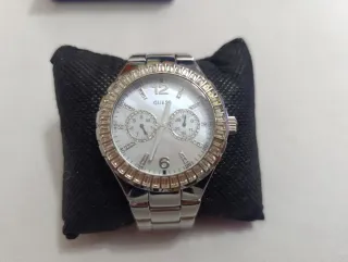 Reloj Guess Mujer Plata y Blanco con pedrería