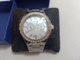 Reloj Guess Mujer Plata y Blanco con pedrería