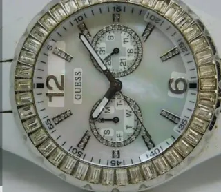 Reloj Guess Mujer Plata y Blanco con pedrería