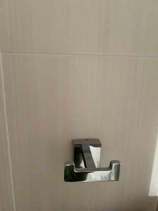 Colgador de pared metálico plateado