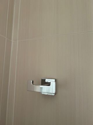 Colgador de pared metálico plateado