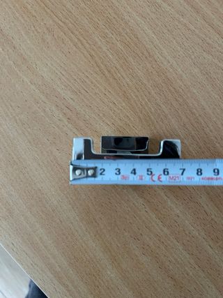 Colgador de pared metálico plateado