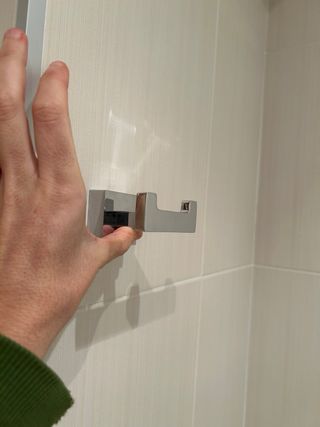 Colgador de pared metálico plateado