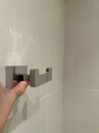 Colgador de pared metálico plateado