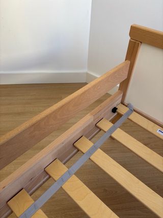 Cama infantil de madera con somier