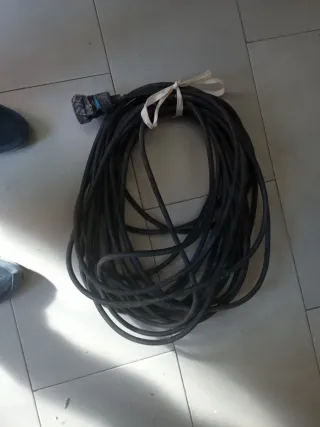 Manguera de electricidad negra