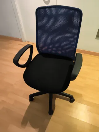 Set scrivania e sedia da ufficio