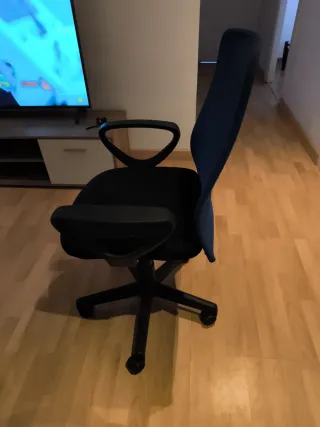 Set scrivania e sedia da ufficio