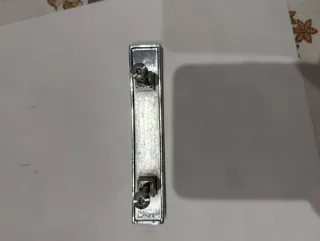 Tiradores metálicos para puertas y cajones