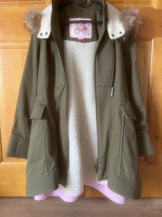 Abrigo Holy Pretty verde con forro blanco