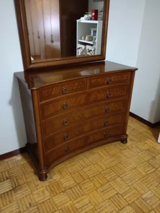 Cómoda de madera con espejo + mesitas