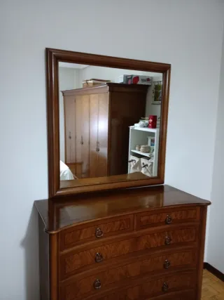 Cómoda de madera con espejo + mesitas