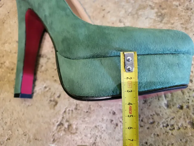 Scarpe décolleté verdi con teschio
