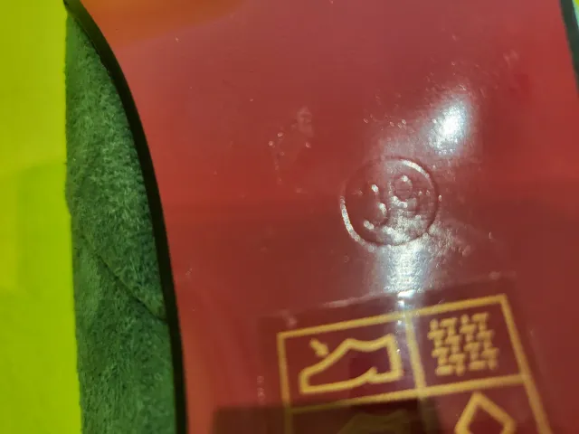 Scarpe décolleté verdi con teschio