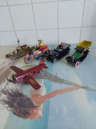 Lotto di giocattoli di latta antichi con moto e sidecar