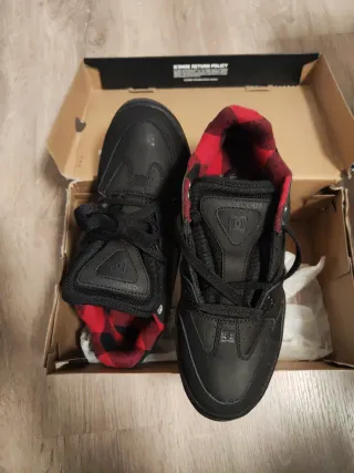 Zapatos DC Shoes Negros con Forro Rojo