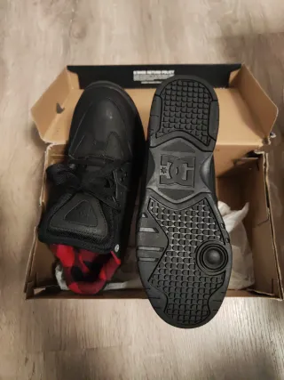 Zapatos DC Shoes Negros con Forro Rojo