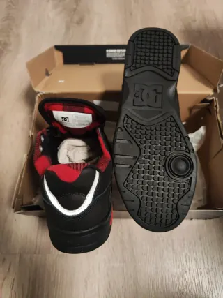 Zapatos DC Shoes Negros con Forro Rojo