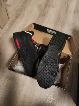 Zapatos DC Shoes Negros con Forro Rojo