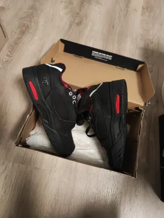 Zapatos DC Shoes Negros con Forro Rojo