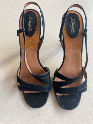 Elegante sandalia fiesta ante negro