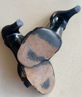 Elegante sandalia fiesta ante negro