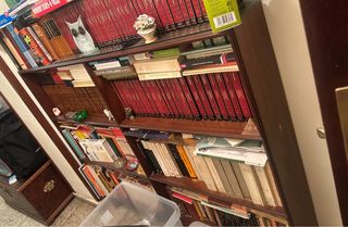 Librería de madera con cristal