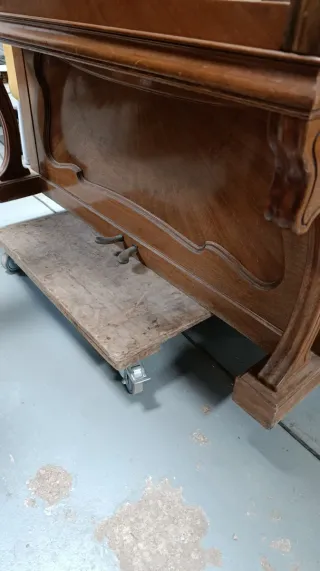 Piano de pared antiguo