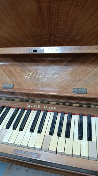 Piano de pared antiguo