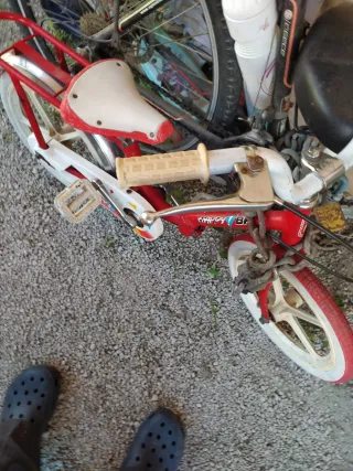 Bicicleta infantil roja