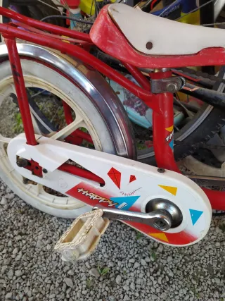 Bicicleta infantil roja