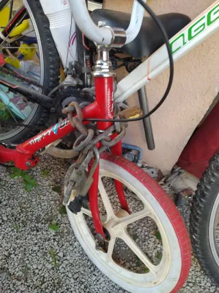 Bicicleta infantil roja