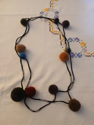 Collar largo pompones