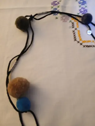 Collar largo pompones