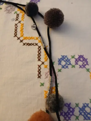 Collar largo pompones