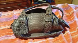 Bolso gris y plateado efecto piel serpiente