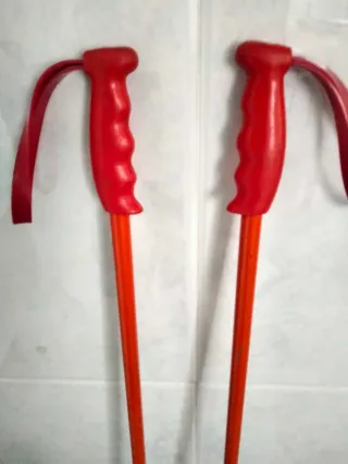 Bastones de esquiar rojos , de 1,05cm . De longitu