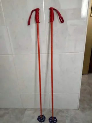 Bastones de esquiar rojos , de 1,05cm . De longitu