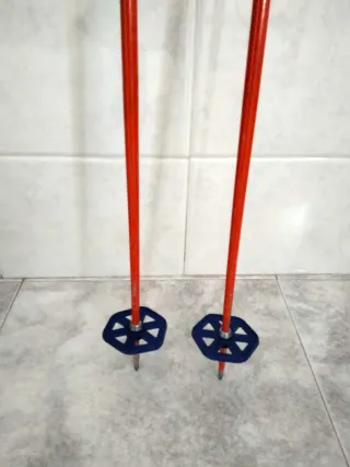 Bastones de esquiar rojos , de 1,05cm . De longitu