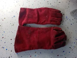 Guantes de soldador rojos