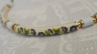 Gargantilla antigua con flores moradas