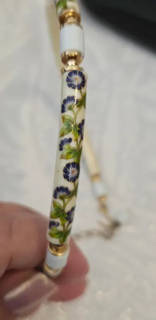 Gargantilla antigua con flores moradas