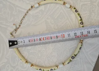 Gargantilla antigua con flores moradas